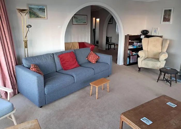 2 Riverside Crescent
