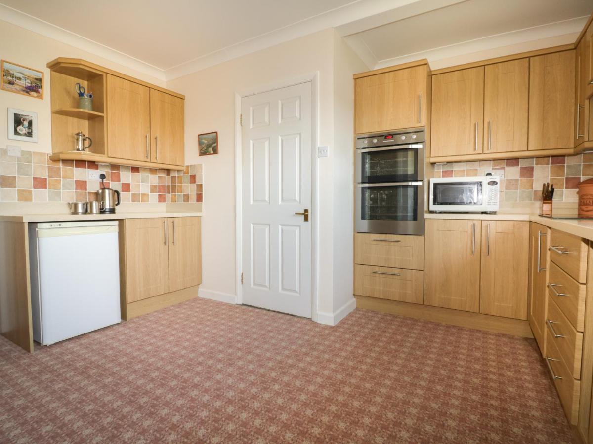 2 Riverside Crescent