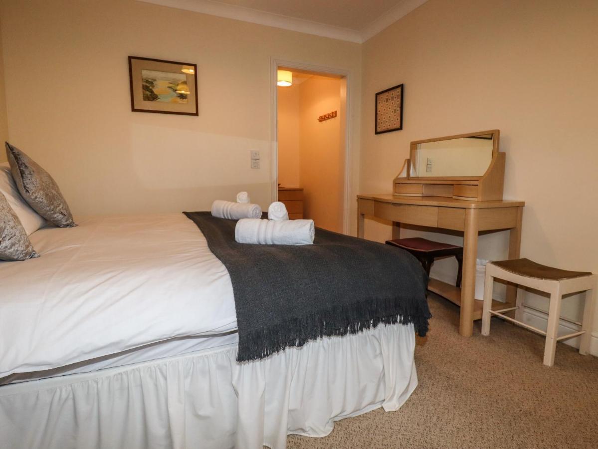 2 Riverside Crescent *