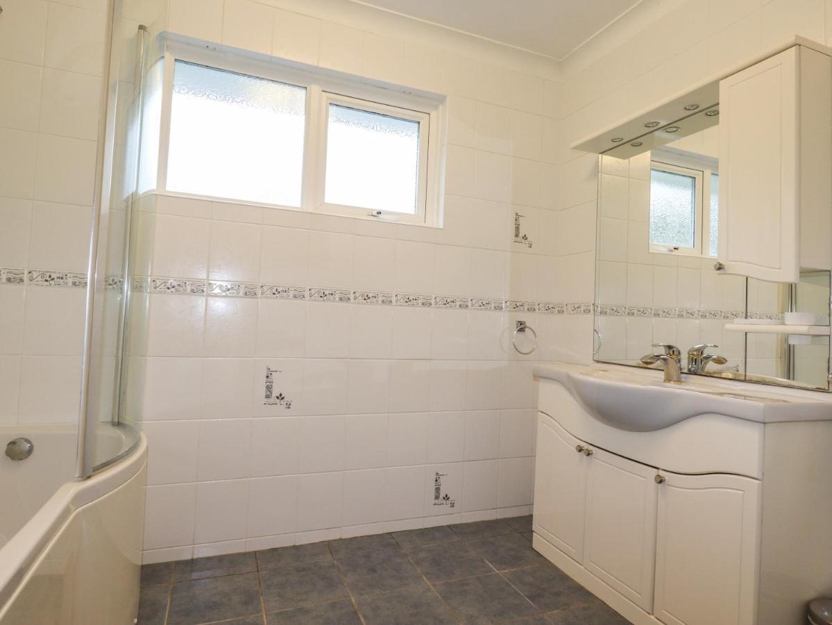 2 Riverside Crescent *