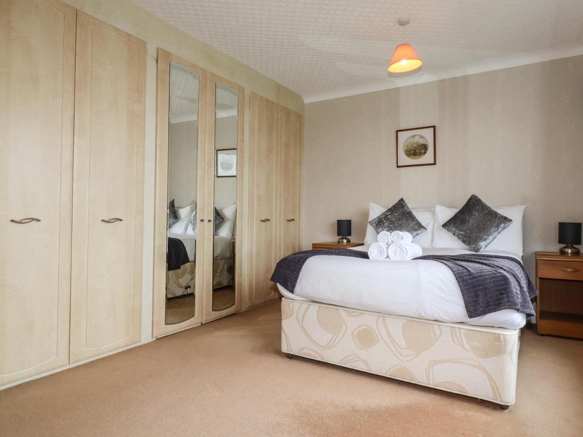 2 Riverside Crescent *